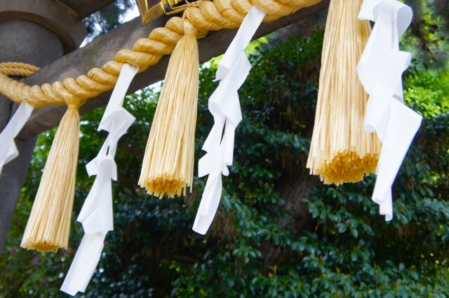 神社であれば、どこにでもある注連縄 しめなわ結界を表すもので、特に白い紙の部分を紙垂 しで と呼びます。 この紙垂は、“雷”をかたどったものと云われています。広島 府中町 神社 多家神社 埃宮 えのみや 日本の風景