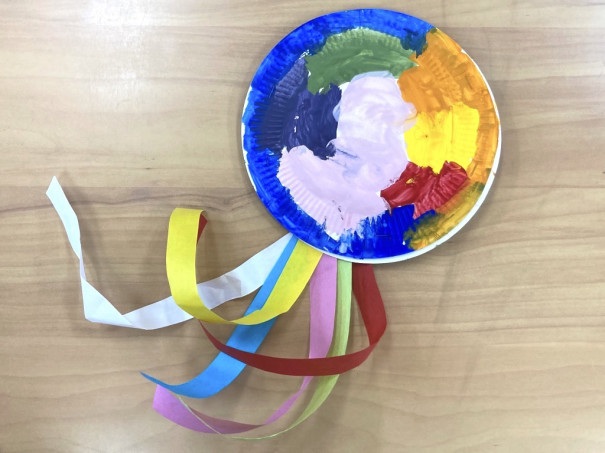 こんばんは🌝 わたこ先生です☆ . 本日は、作って遊べる手作りおもちゃ 紙皿で作る☆タンバリン のご紹介です🙆‍♀️☆▶︎7枚目に鳴らす動画があります🙆‍♀️♥︎ . この紙皿タンバリンは私が未満児を担任していた時にネットで見つけたものです🙆‍♀️✨ 作り方は掲載