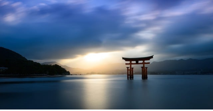 なぜ「厳島神社」は世界遺産？その理由を3行で分かりやすく解説！カメラと巡る日本の遺産