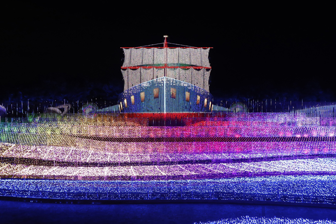 帆船と冒険へ 「なばなの里」の大型イルミネーションが点灯YOUよっかいち