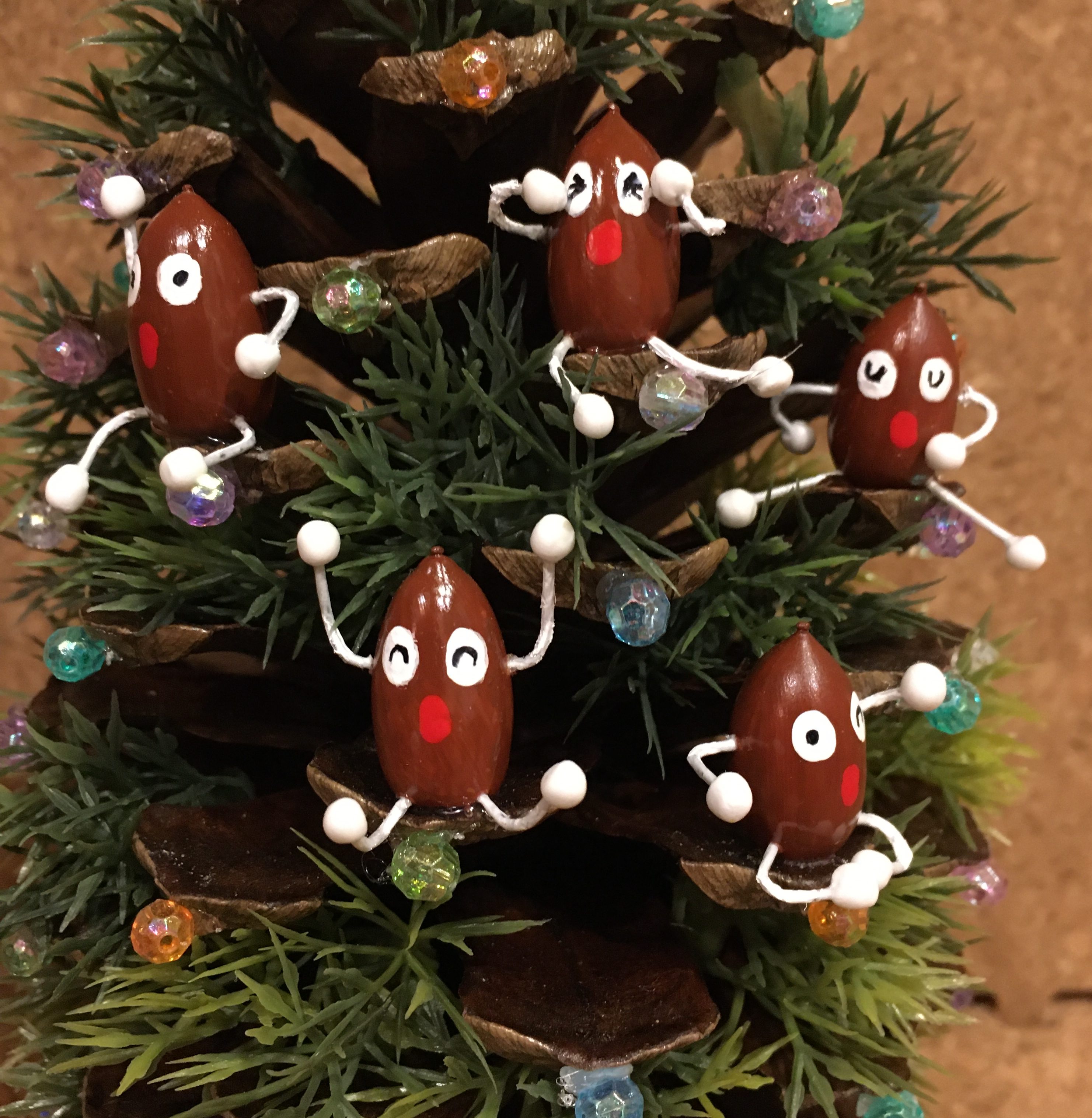 クリスマス100均DIY 松ぼっくりで作るクリスマスツリ