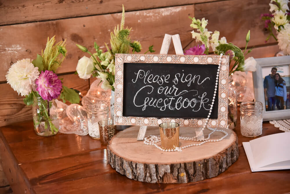 現役ウエディングプランナーのイチ押し ウェルカムスペース をご紹介致します☺️❤ 和と洋が絶妙にMIXされたナチュラル感あふれる ウェルカムスペース🥀✨落ち着いた会場の雰囲気に、暖色系をベースとした ドライフラワーたちがばっちり映えてます🥺✨ 小物遣いも