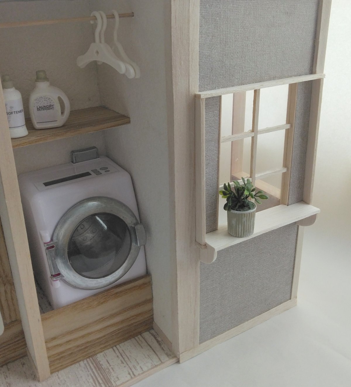 ドラム式洗濯機&アイロン 段ボール箱で作るドラム式洗濯機と アイロンのセットです✨ お洗濯ごっこに大活躍🥰 子どもたちのテンションも上がります✨より楽しくなるように 洗剤投入口も作りました🤭 うちの4歳女子は アイロンビーズで遊んだとき 私がアイロンを使って