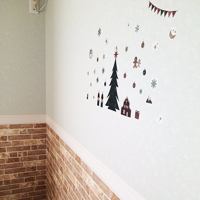 木製の背景に掛かっている北欧スタイルでかわいい手作り布クリスマス装飾。かわいいは、鳥、星やクリスマスツリーに装飾されています。領域をコピーします。垂直方向。の写真素材・画像素材 Image 85897610