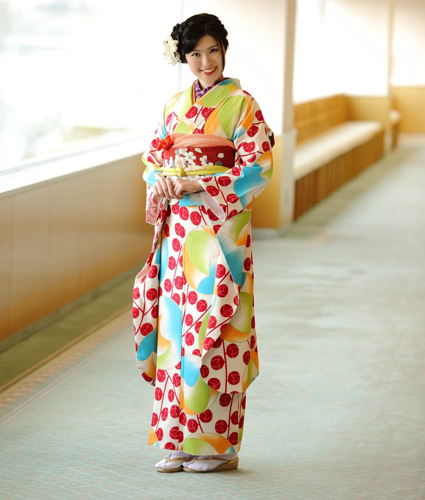 レトロモダン 白 黒 赤 クリーム 梅柄 絞り風柄 個性派振袖ネットレンタル 大人っぽい 目立つ YK0137成⼈式の振袖ネットレンタルならFURISODEDOLL フリソデドール全国対応 by TAKAZEN