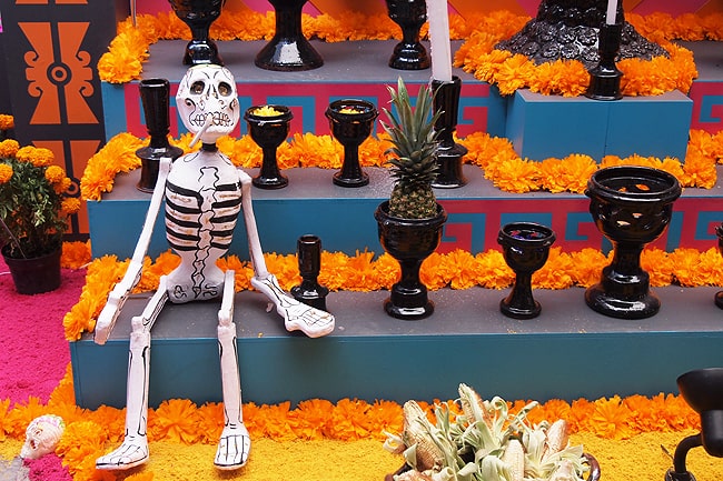 おちゃめな骸骨とマリーゴールドで祝う、LA流鮮やかな「死者の日」。世界は愉快madameFIGARO.jp フィガロジャポン