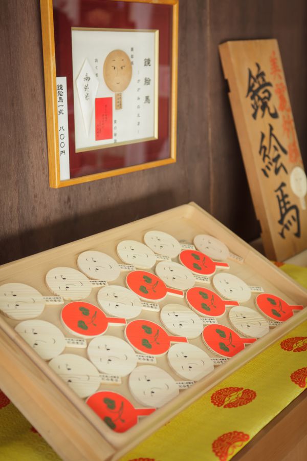 メイクアップして奉納♡美人祈願の「鏡絵馬」はプレ花嫁にもぴったり