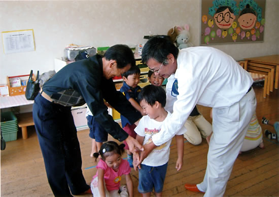 2025 9 8 敬老の日慰問 保育園の近所にある有料老人ホーム・デイサービスみふね山さんに敬老慰問に行ってきました。 子ども達の元気な歌や踊りで敬老の 日をお祝いしてきました。そして、さくら組さんみんなで頑張って折った鶴のお守りを手渡してきましたよ😀🪿