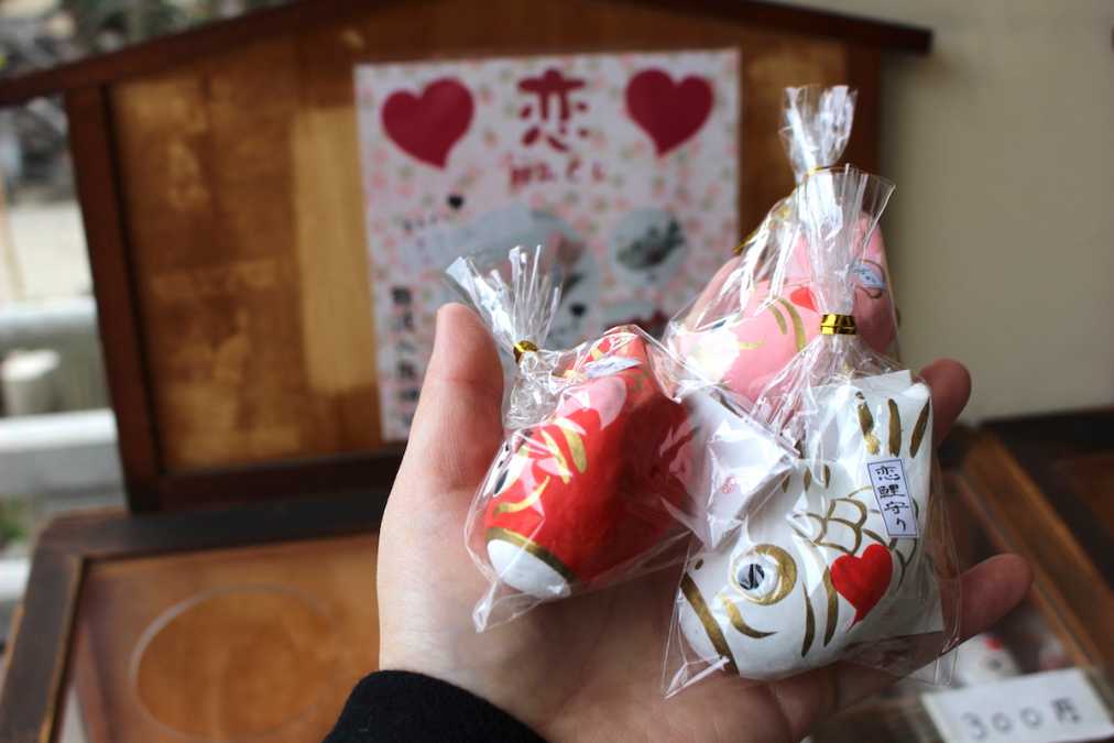 京都「八坂神社」で『いちごあめ』の旅！恋みくじにハート型の絵馬も！ – イチゴ探偵