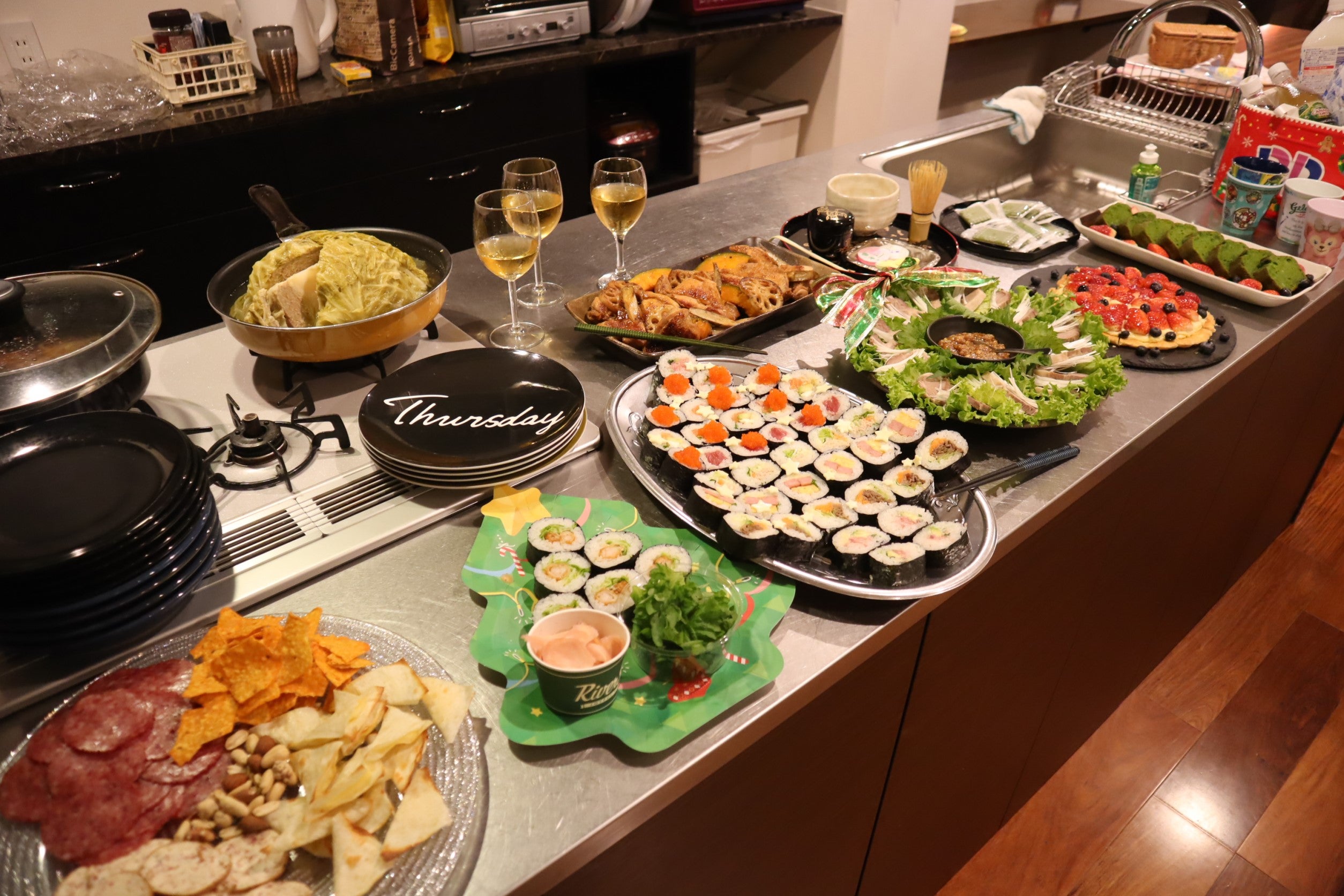 🌟🎄🎅お知らせ🎅🎄🌟今年もやります、 おともだちクリスマスパーティー😆😆✨ 今年のメインは🕶です！ 他にも思いっきり身体を動かして遊べるイベントが 盛りだくさん✌🌿 未就学児、小学生、兄弟での参加はもちろん、 ご両親、おじいちゃん、おばあちゃんも 大歓迎