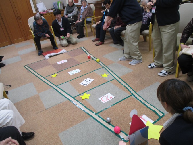 ネズミ捕りゲーム・クリスマス飾り作り ～デイサービス～社会福祉法人 健誠会