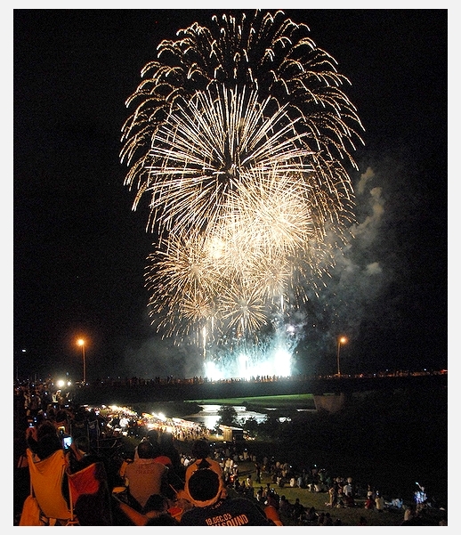 横浜 みなとみらい 花火大会の会場で打ち上げの台船が炎上 花火暴発 作業員5人全員救助 1人けがNHKニュース