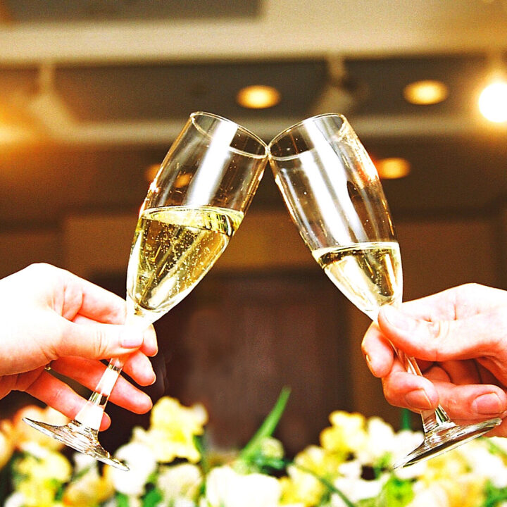 結婚式二次会の乾杯はサプライズで！おすすめサプライズ乾杯方法 – 結婚式二次会お役立ちナビにじなび