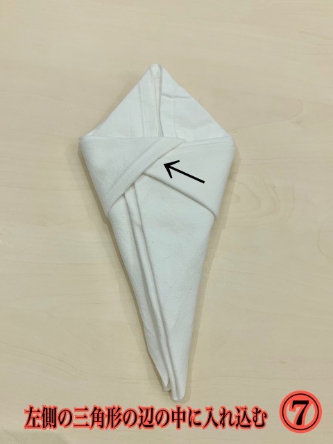 ハートのナプキンの折り方。, ぜひ保存して参考にしてみてくださいね♡, バレンタインだから、テーブルナプキンもハート♡, 立体的な可愛い折り方です。,とても簡単なので、やってみてくださいね。, 参考にしてやってみましたよ♪, という方、ぜひ @msdining2010 をメンションして,投稿してくださったら嬉しいです💕, シェアさせていただきます🥰,ノリタケ,テーブルコーディネート,