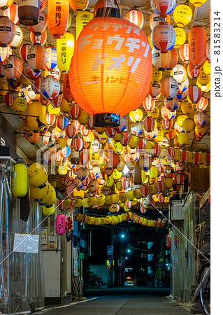 天満市場「裏天満ちょうちん通り」の無数の提灯の下でディープな大阪の夜を“浪花の台所”とも称される「天満 市場 てんまいちば 」の北側に突如現れる、たくさんの提灯で天井が埋め尽くされたグルメアーケード「裏天満ちょうちん通り うらてんまちょうちんどおり