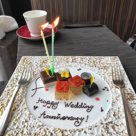 東京・恵比寿 洗練された都会の感性と 19世期の歴史薫るインテリア 知的好奇心をくすぐる贅沢な絵画など 芸術的な貸切邸宅で美食と寛ぎをゲストに贈る上質なプライベートウエディングウェディングフォトフォトスポット前撮り後撮りフォトウェディング貸切