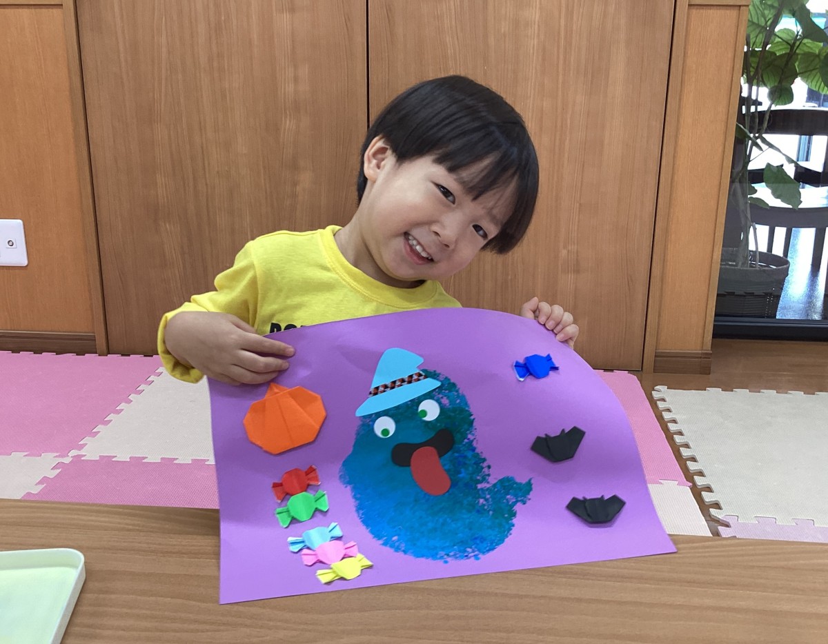 こんばんは🌝 わたこ先生です☆ . 今週も 月 〜 金 までよろしくお願いします☺️♥︎ . 🍁秋の製作🍁 未満児向け 平面製作『ねないこだれだ』のおばけさんをハロウィンver.に大変身👻☆ . 0.1.2歳児に分けて製作内容を載せています✍️ 0歳児さんは月齢に合わせて製作