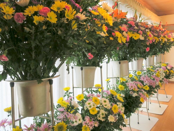 葬儀の祭壇を彩るお花もご予算に応じて数多くの種類をご用意しています真心の葬儀 富士の華