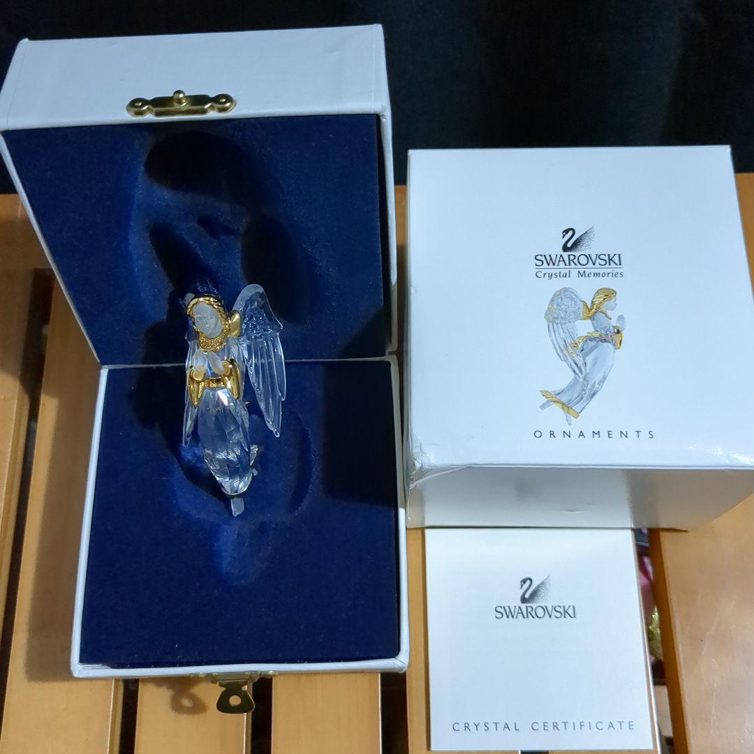 古い木製のテーブルの上のクリスマス天使の置物の写真素材・画像素材 Image 11525699