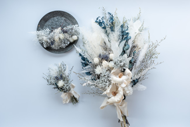 完成品ブーケ ドライフラワー風オフホワイトカラーのクラッチブーケ・ブートニアウェディングブーケ.jp