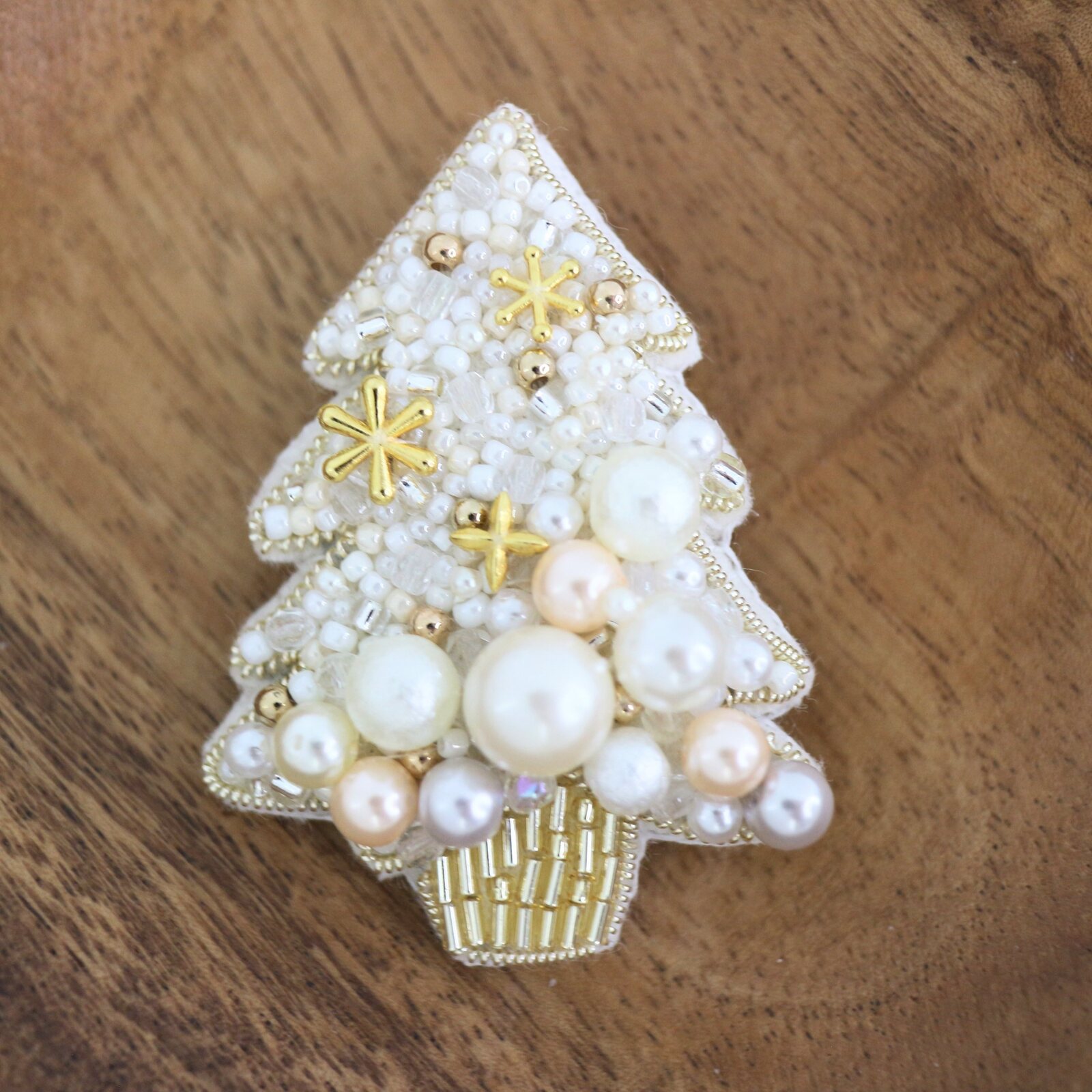 ビーズ刺繍クリスマスツリーブローチ ホワイト×マルチカラーiichi 日々の暮らしを心地よくするハンドメイドやアンティークのマーケットプレイス