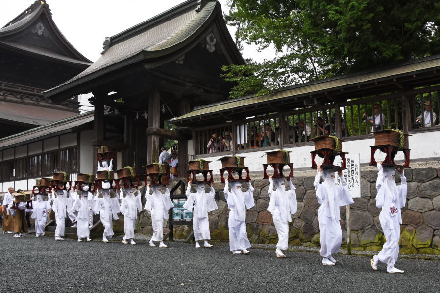 飛鳥坐神社さん@asukani_imasu_jinjaのおんだ祭り👺 今年は4年ぶりの斎行となり、今回はありがたくも撮影スタッフとして参加させていただきました📸私も以前行った記憶はあるのですが、あまりに人が多すぎて実は祭典を見るのは今回が初めてでした😳 最初は天狗が