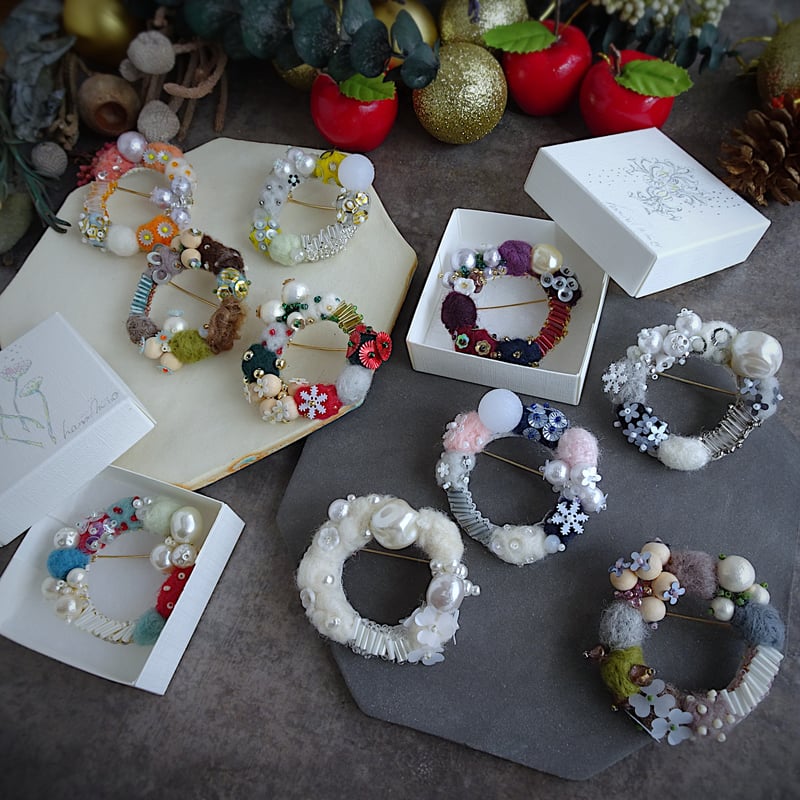 ビーズクロッシェ アクセサリーキット クリスマスリースのブローチ Fraw-317 堤まさみオリジナルKN– 毛糸蔵かんざわ