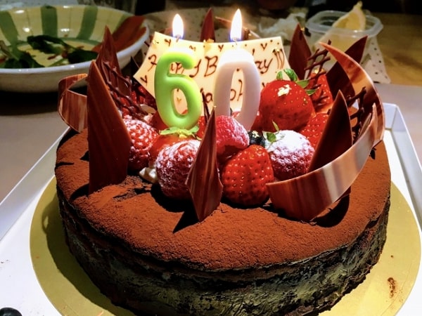 送料無料 還暦祝 合格祝 手作り 思いを込めた お祝い いちご だるま ケーキ 6号 18cm 6～8名様用ケーキ スイーツ お祝い お取り寄せ贈り物 プレゼント お返し 還暦 合格 米寿 パーティ 人気 上品 甘み 楽しい