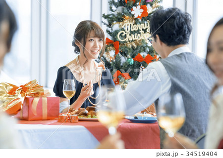 クリスマスパーティーでキスをするロマンチックなカップルとクリスマスツリーのイラスト素材119441636- PIXTA