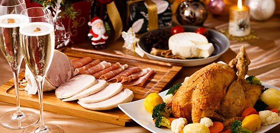 クリスマスパーティと誕生日会🎄🎅🏻🎂 先日クリスマスパーティーをしました 我が家で開催してるのに、サプライズで誕生日のお祝いもしてくれました😂👏 リリーがケーキをしまう時に 「デザート買ってきたから入れていい？」 ってさっと閉まってたから全く気付かないで