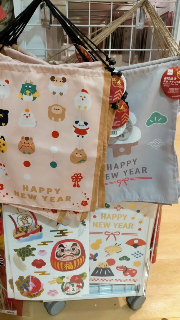 ダイソーお正月飾り2024グッズやシールは？スタンプやタペストリーも！SMILE BREEZE