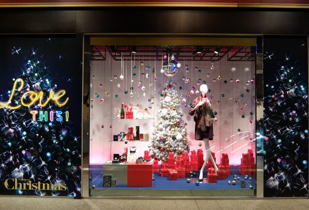 ついに、クリスマス装飾完成。 皆さんお待たせいたしました。 松屋銀座のクリスマスショーウィンドウ装飾、スペース・オブ・ギンザの装飾がスタートしました。本年お届けするのは、「つながるクリスマス」。 リボンのアートたちで、皆の想いを繋ぎます。 リボンは、日本