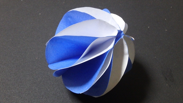 ちょっとだけ難しい！折り紙でつくる立体的なクリスマスツリーの作り方 - できルンです