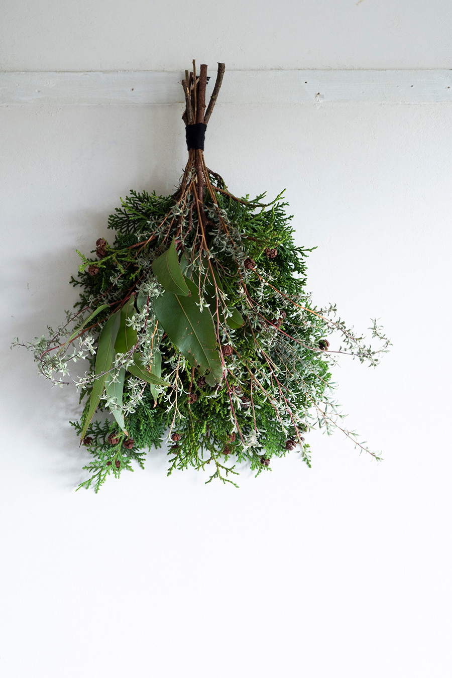 リースよりも簡単♪ナチュラルおしゃれな壁飾り「スワッグ」でおうちクリスマスを盛り上げよう - トクバイニュース