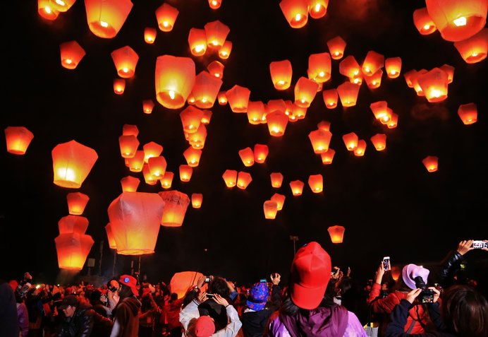 古い伝統的な通りに吊るされた美しい丸い赤いランタン 台湾の中国新年祭のコンセプト クローズアップ 下の言葉は祝福を意味しますPremium写真