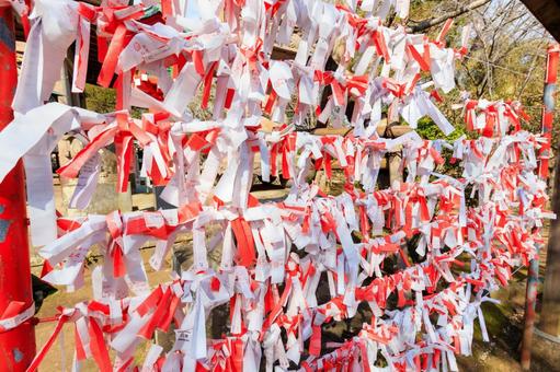 おみくじは引いた後、結ぶもの？持ち帰っても良い？正しい扱い方・注意点を詳しく解説