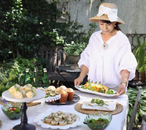 屋外でのガーデンパーティーやお祝いのためのテーブルセット。庭の装飾されたテーブルの上の花と軽食。の写真 – Unsplashの夏の画像