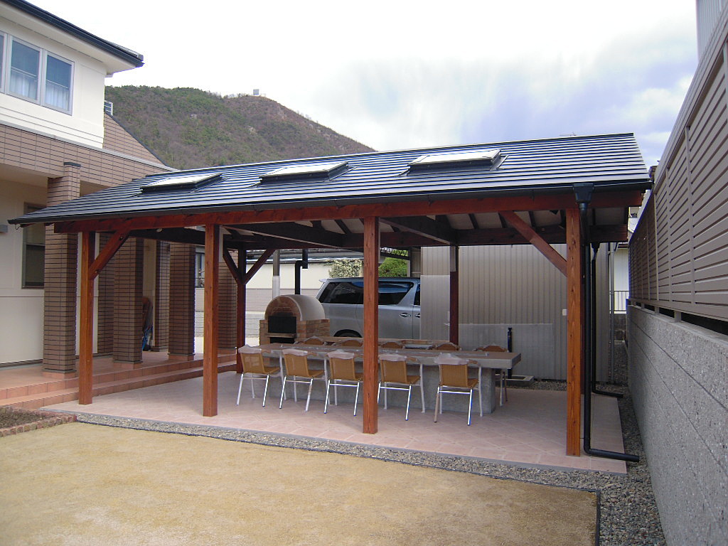 涼しげなバーベキュー小屋 – 稲垣建築店