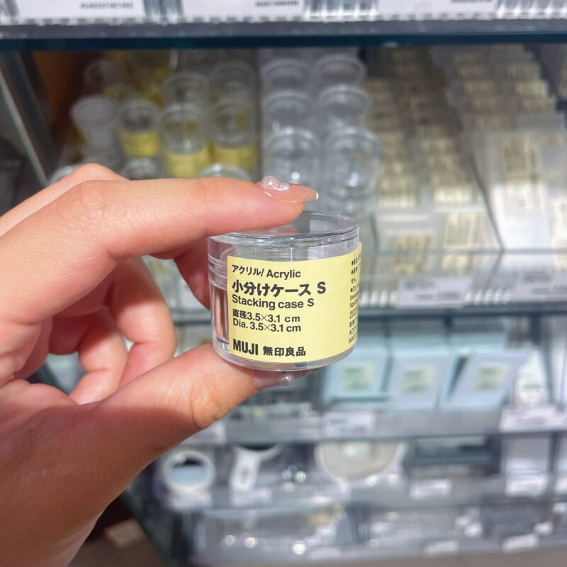 オタに優しいキャンドゥさんの、銀テープを壁に飾ったりキーホルダーにしたりできる優れものグッズ！その他オタグッズ収納シリーズも - Togetter