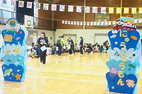 ちゅうりっぷ組 もうすぐ運動会 ー入場門、万国旗製作ーお知らせ總持寺保育園社会福祉法人 諸岳会