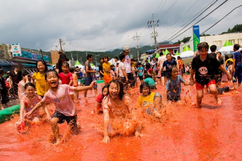 今週土日はとまと祭り🍅立川店です☀️ 美味しいトマトをたくさん集めました！ 当日は、お店で人気のトマトの特売や『とまと飴』の販売を行います！暑くなりそうなので、かき氷やサイダーもおすすめです🍧 是非、GREEN SPRINGS FAVERS立川店へお出かけください