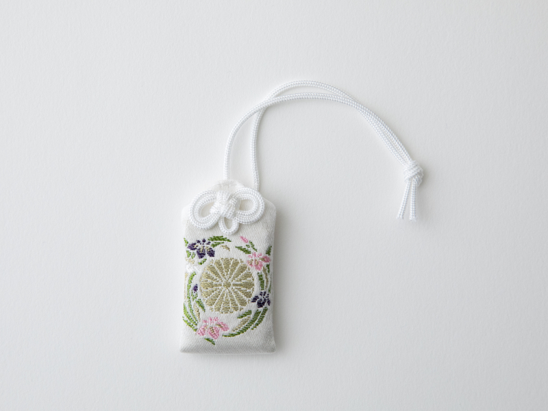 良縁祈願チケットキーホルダーできましたー！ 彫刻で蛍光ピンクラメの塗料仕上げ、ラメハートのアクリルを使用したこだわりのグッズです！恋愛に仕事に推しに 色んな素敵な縁を結んでくれるチケットキーホルダー。3 29の文ッ字フリマで販売致します。文ッ字フリマ