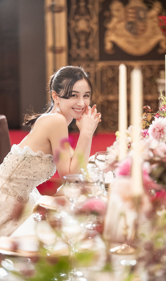 ロイヤル・ウエディングのような華やかさ！ 晩餐会スタイルのコーディネート