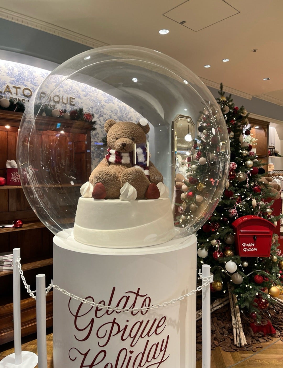 ジェラート ピケ カフェ「ピケベア＆サンタ」のクリスマス限定クレープ、“濃厚チョコor苺ショート”味 - ファッションプレス