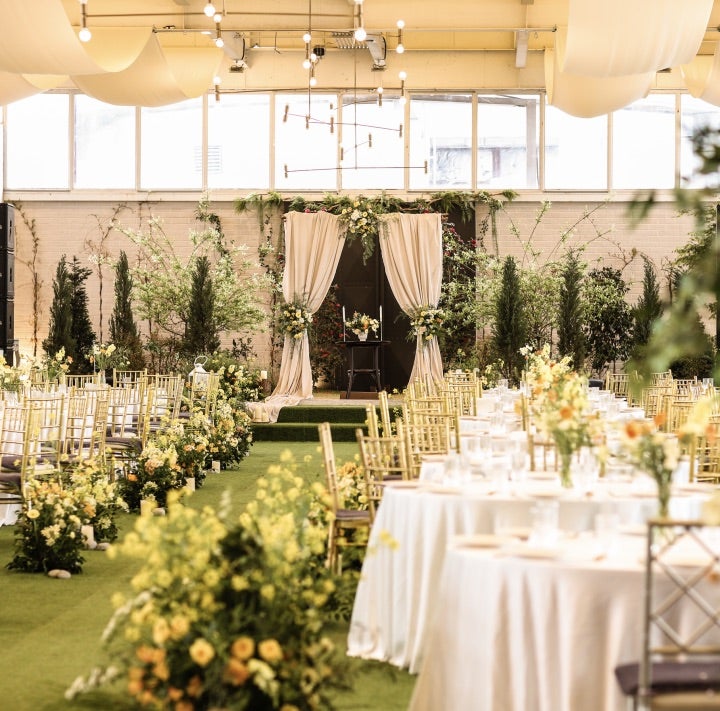 テーブルコーディネート🌷✨ . お花やテーブルクロスの色みで 会場の雰囲気がガラッと 変えられます🌺 お好みに合わせてご提案させていただきます☺️ アヴァンセリアン東京アヴァ嫁 👆プレ花嫁さま・卒花嫁さま ぜひタグ付けして素敵なご投稿おまちしてます💙