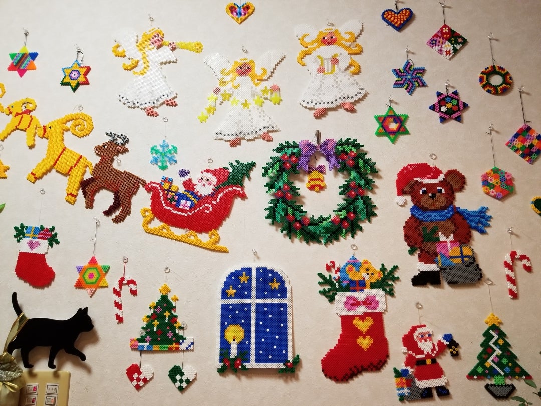 アイロンビーズ 877クリスマスガーランドです❤️ お家パーティーの飾り付けにいかがでしょうか😊アイロンビーズアイロンビーズガーランドアイロンビーズ作品集アイロンビーズ好きアイロンビーズ作りアイロンビーズ12月ガーランドガーランドクリスマス