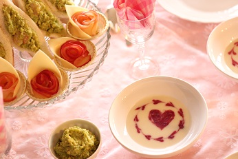 イチゴで作るオシャかわ♡サラダバレンタイン、何作るか決まった？ ⁡ お菓子作り、お料理が苦手でも 忙しくて時間がなくてもコレなら✨ ⁡真っ赤なイチゴとモッツァレラの白が オシャレで可愛い！ バレンタインにも、おもてなしにもオススメ ハートのイチゴの作り方も