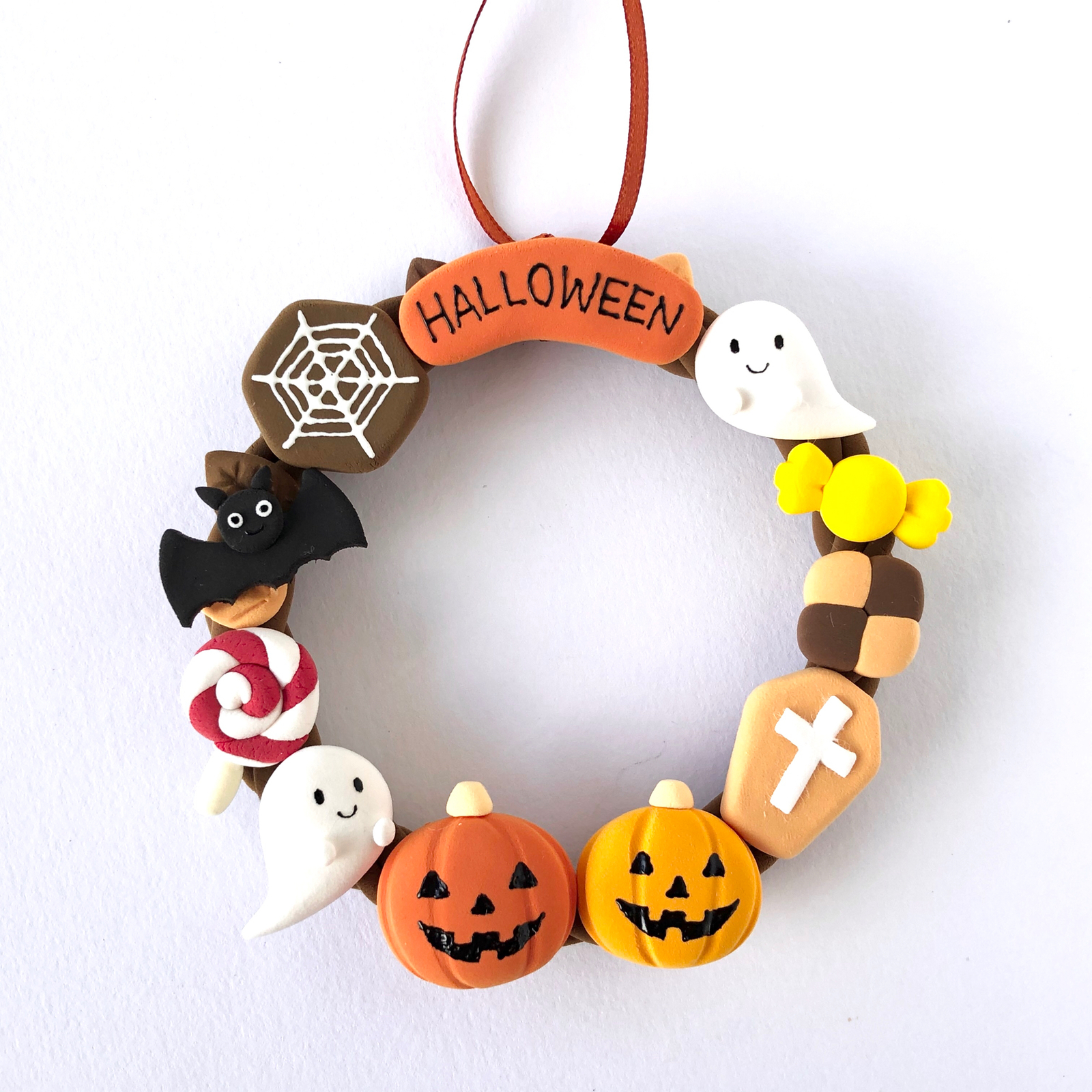 娘の部屋のハロウィンデコレーション軽量紙粘土でつくったカボチャを娘の部屋に飾りました。 薄い紫色とピンクのカボチャ。 ヘタはゴールド。買ってきたおもちゃの白いかぼちゃに色を塗ってもいいです。 作り方は明日投稿しますね。 こどにわ🍒子供部屋🍒こどものにわ