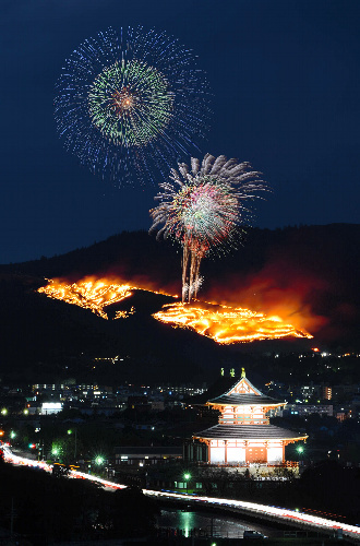 冬の風物詩・奈良の伝統行事『若草山焼き』：『Yamayaki』Mountain Burning and Fireworks atMt.Wakakusa in Nara