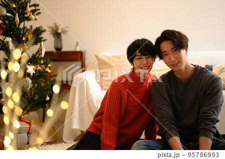 クリスマスイルミネーションを見るカップル - 商用利用可能な写真素材・イラスト素材ならストックフォトの定額制ペイレスイメージズ